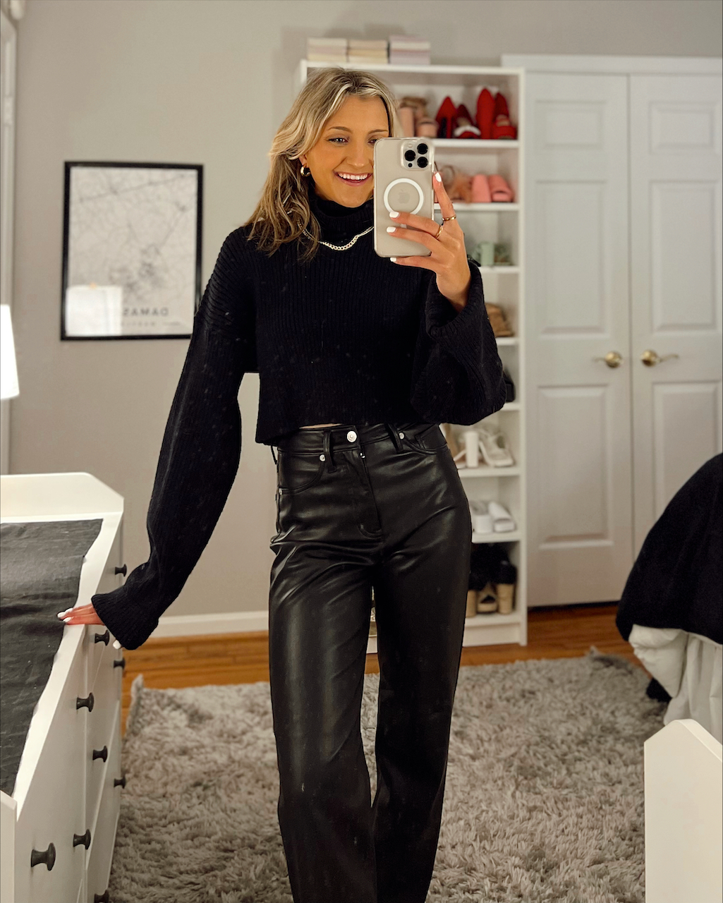 Black Leather Leggings with Socks Outfits (2 ideas & outfits