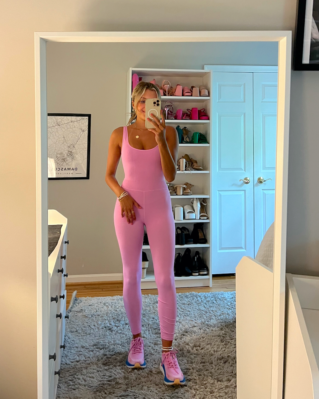 What to Wear with Joggers, 10 Outfit Ideas - Doused in Pink